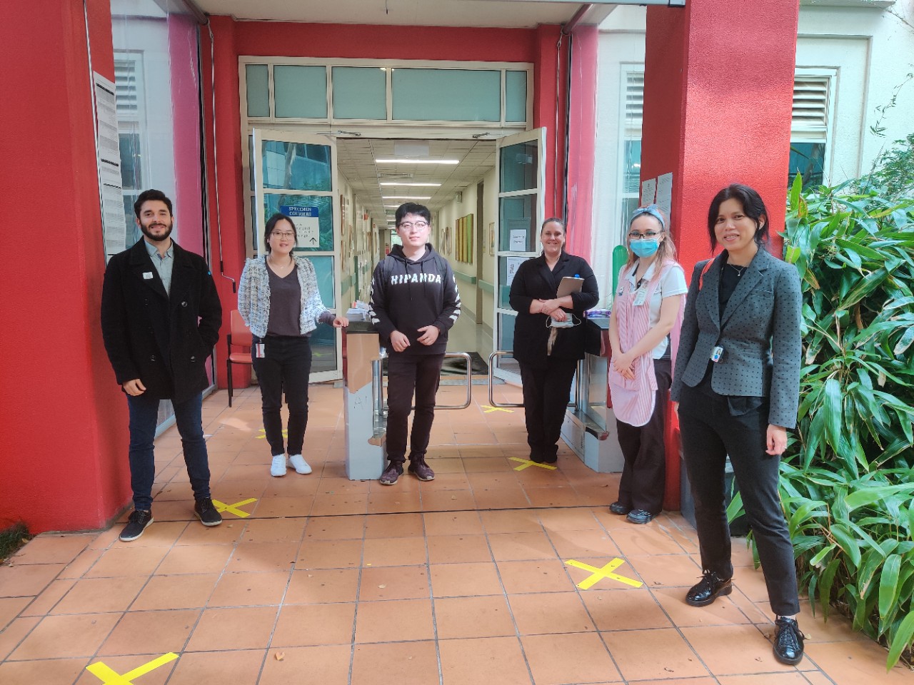 In front of the e-Gate from right to left: Dr Audrey P Wang, lead investigator; a hospital volunteer; Jennifer Daly, nurse unit manager; Jichao Leng, PhD Student; Dr Soojeong Yoo, design investigator; Jose Parada, student intern.