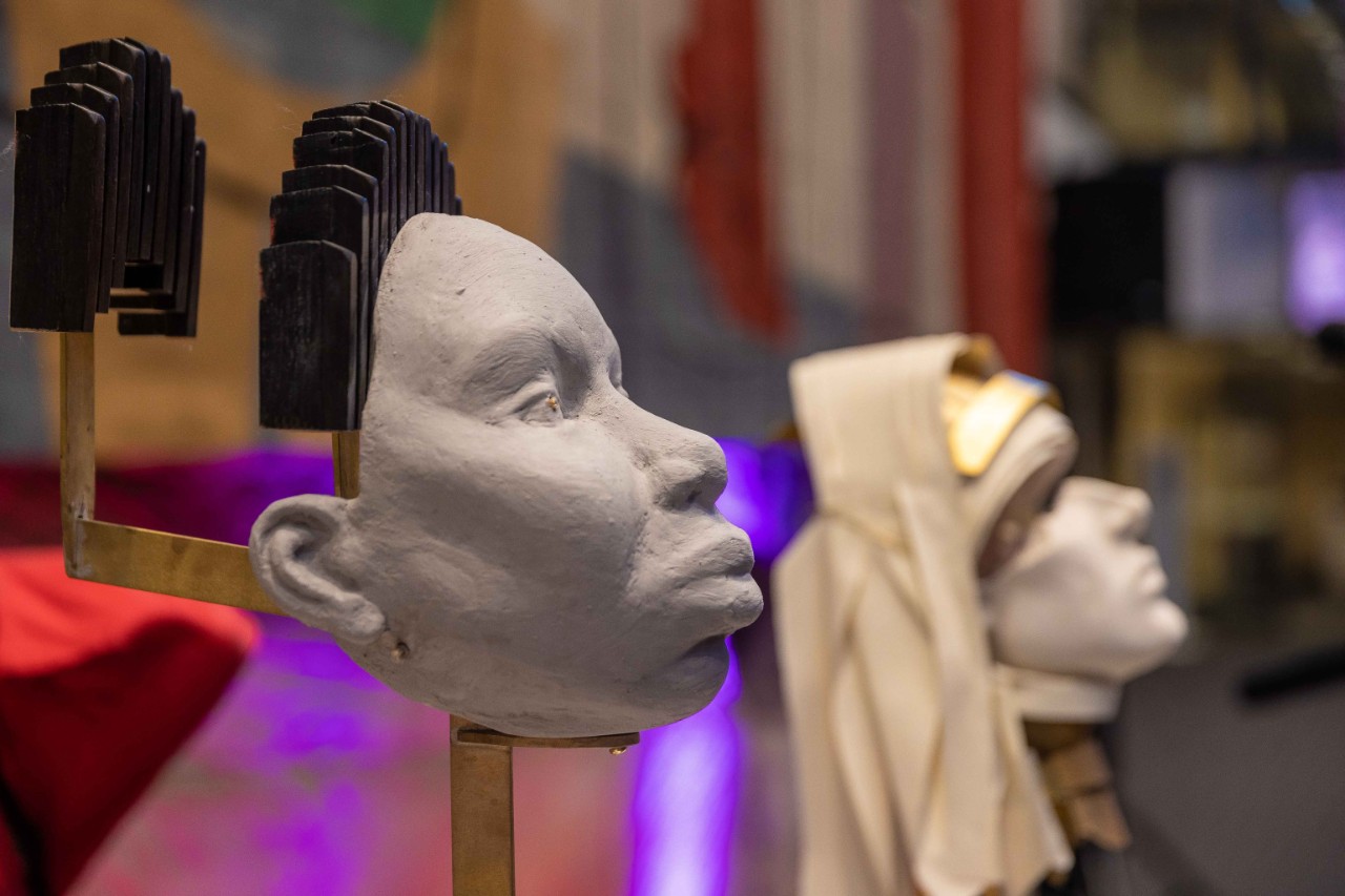 photo of a bust of jazz singer Nina Simone, her hair is made from piano keys