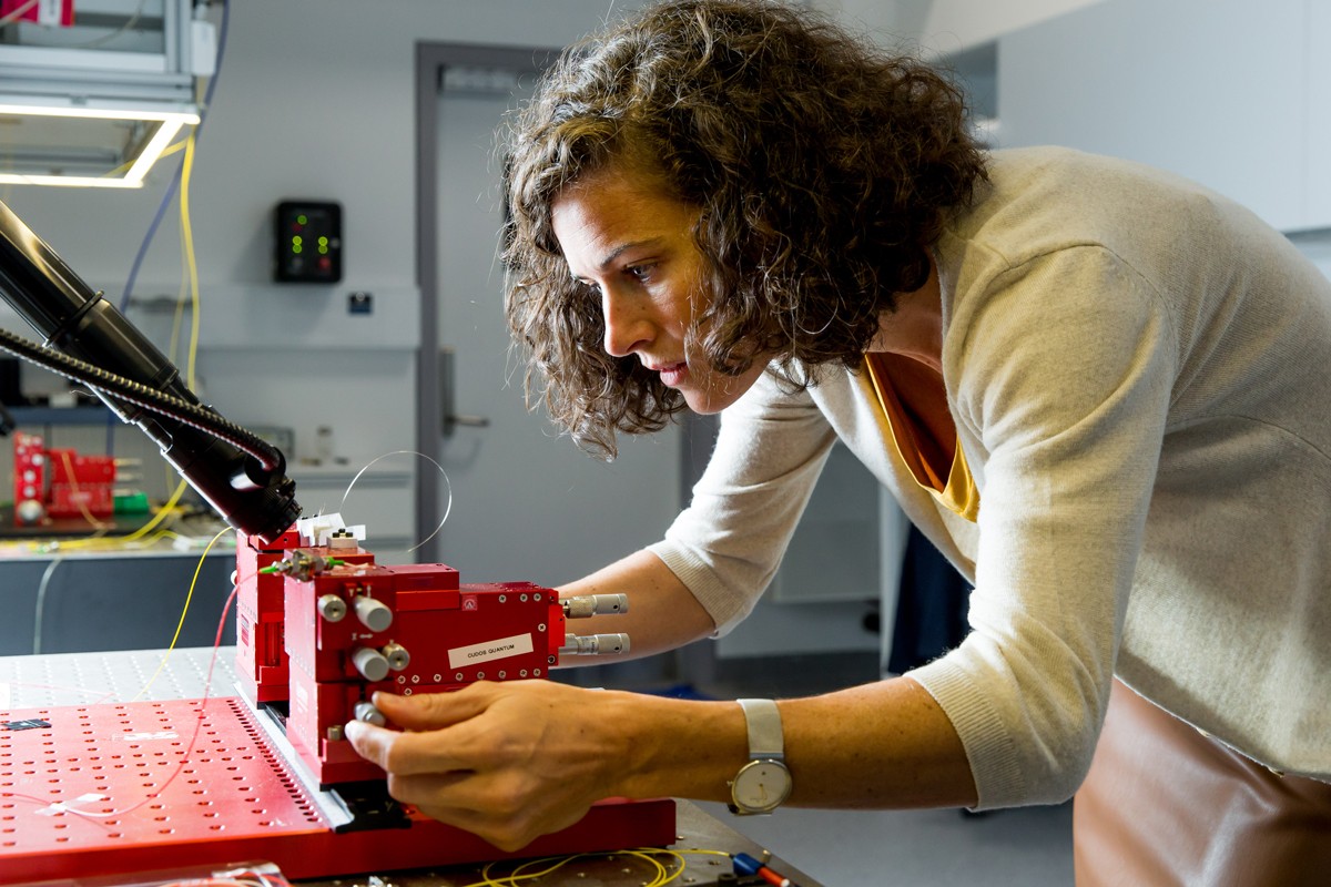 Dr Andrea Blanco Redondo aligning equipment in her lab
