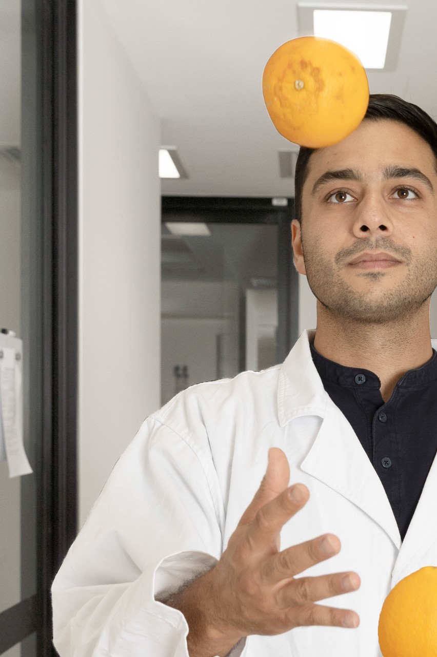 Pooria Lesani juggling oranges