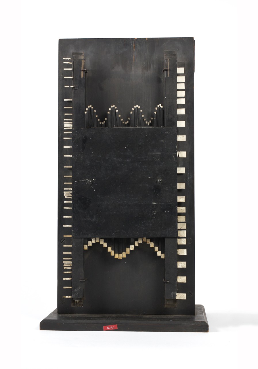 A scientific apparatus used to teach about wave movement.