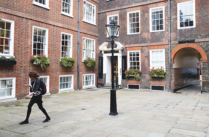 Australian intern in London